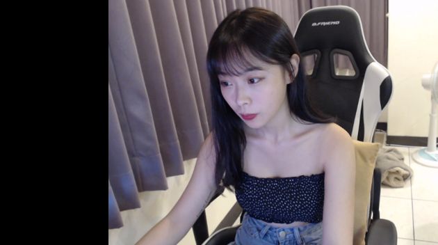 越穿越少?實況兇妹G球撐炸「平口小可愛」 網嗨:湘噴噴