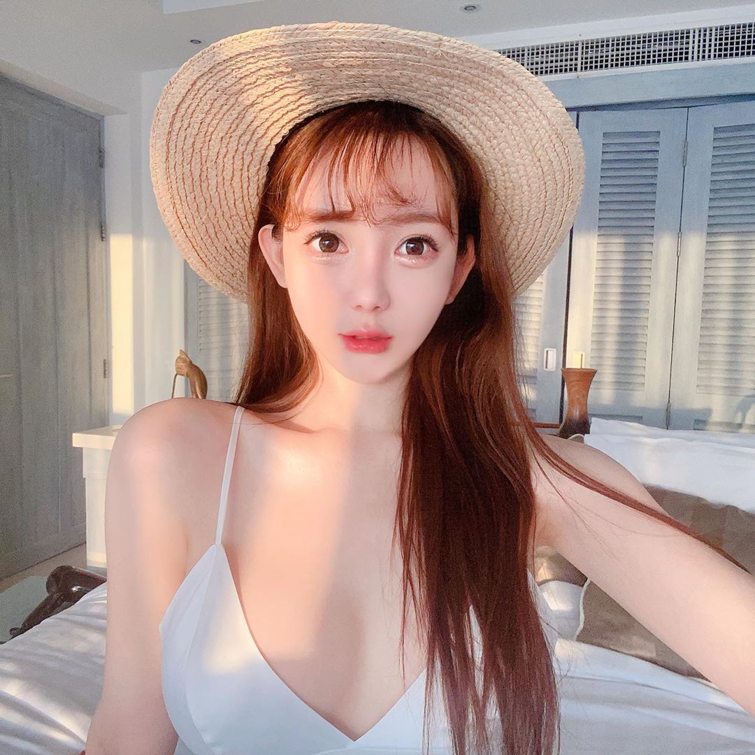 巨球比臉大！嫩模驚見「不科學大腳」　網看傻：修圖魔人