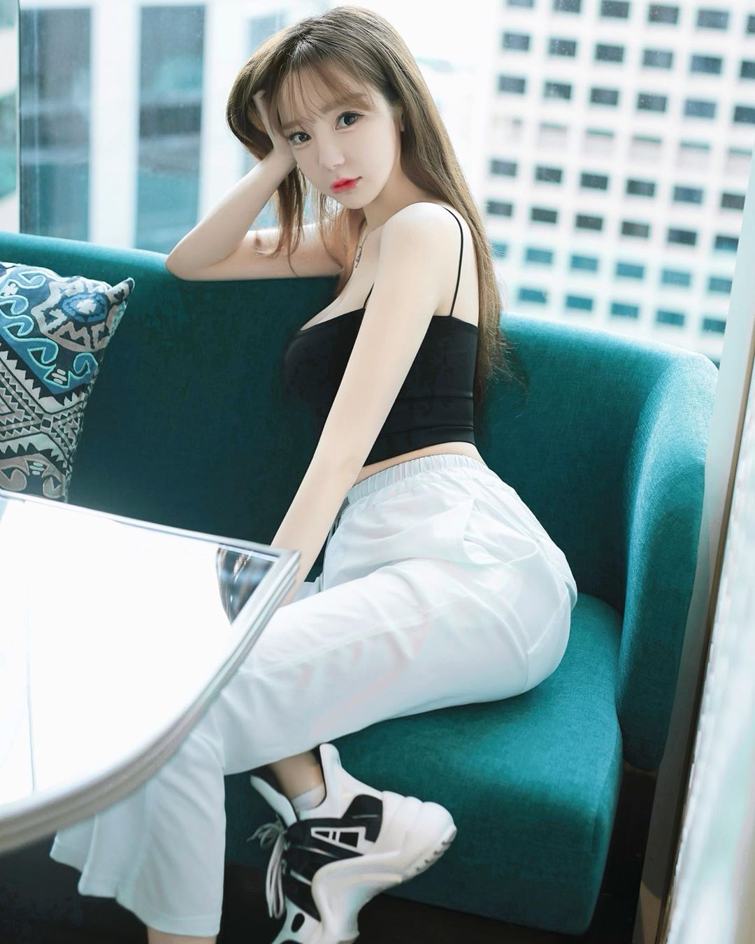 巨球比臉大！嫩模驚見「不科學大腳」　網看傻：修圖魔人