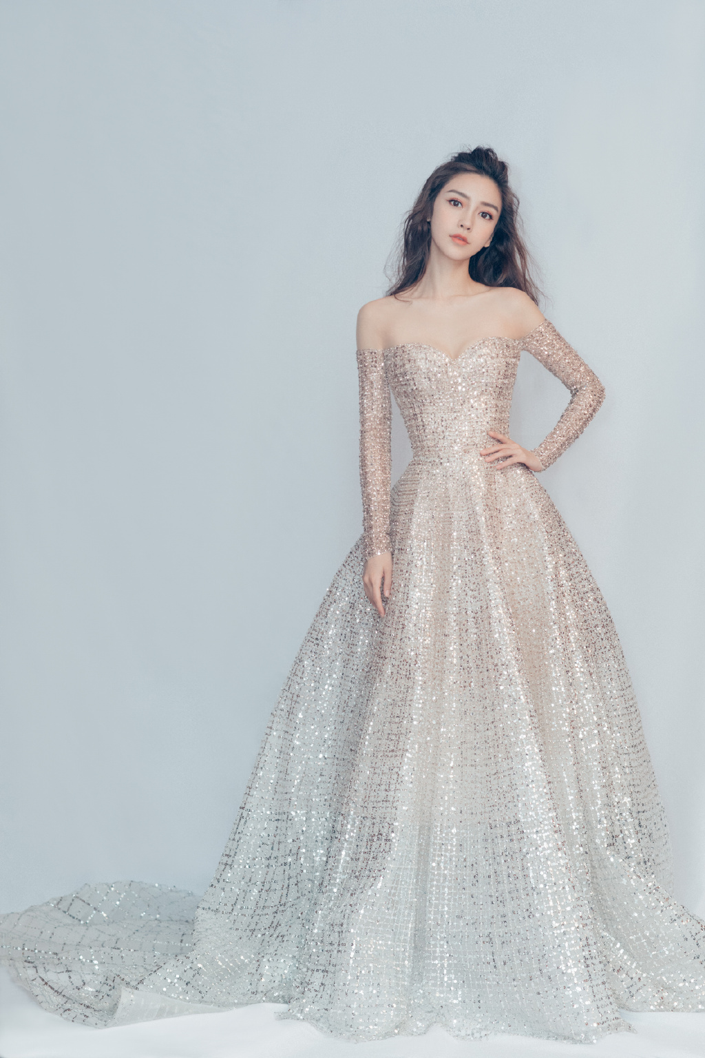 仙氣炸裂!Angelababy辣曬「M字弧線」 網暴動:太美!