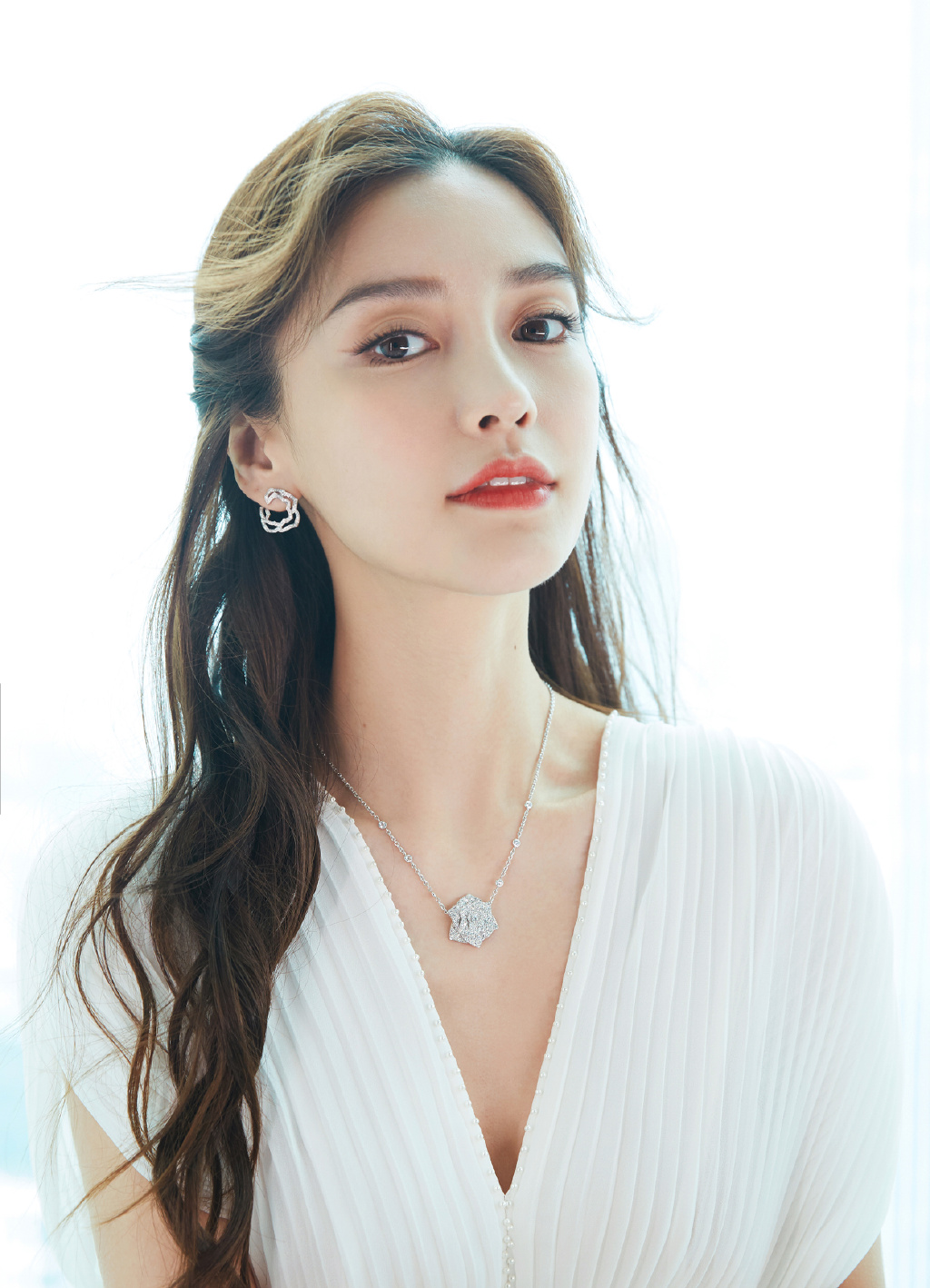 仙氣炸裂!Angelababy辣曬「M字弧線」 網暴動:太美!