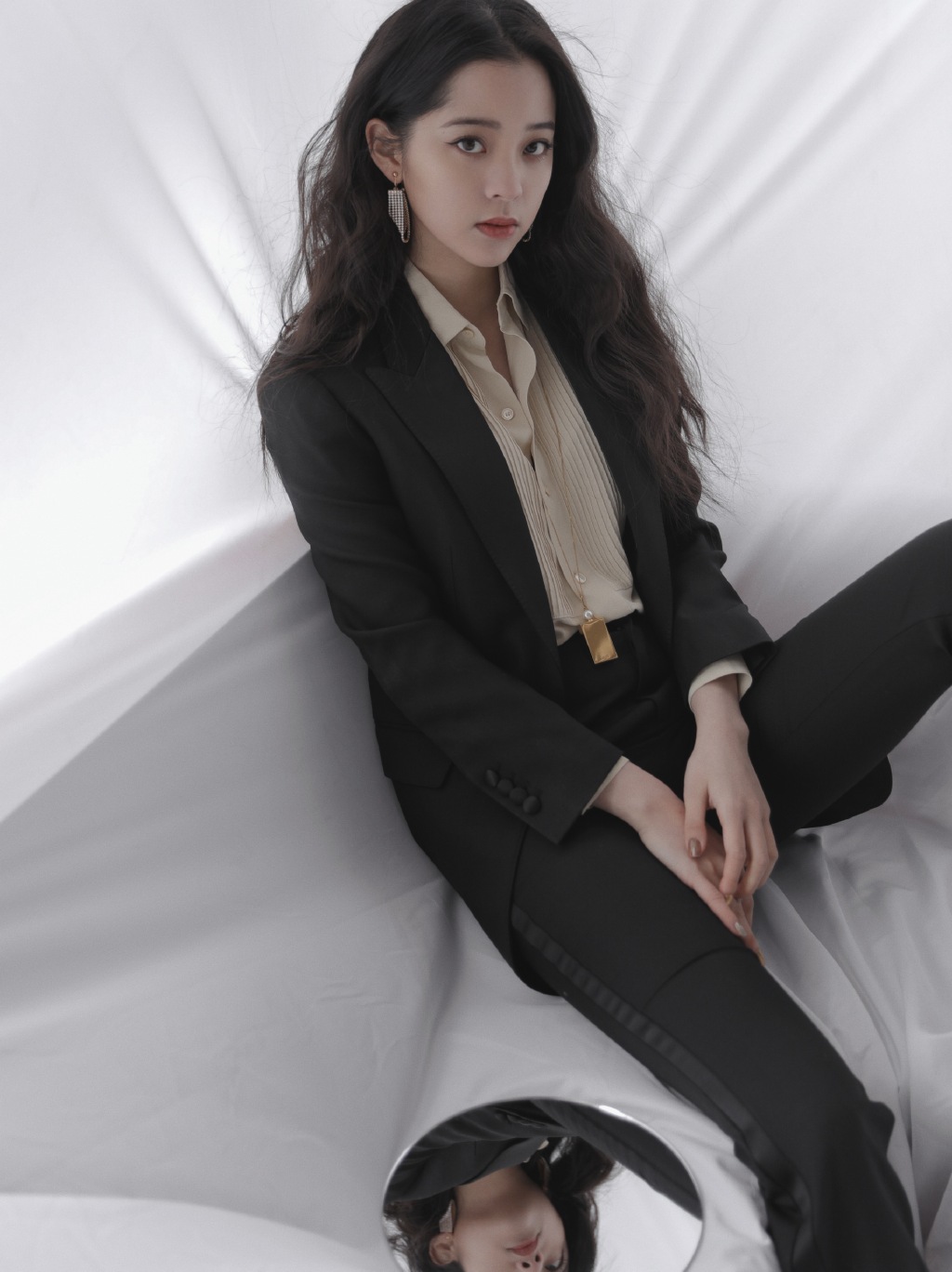 擠出渾圓北半球!歐陽娜娜「肩帶滑落」差點走光 網驚:真的長大了!