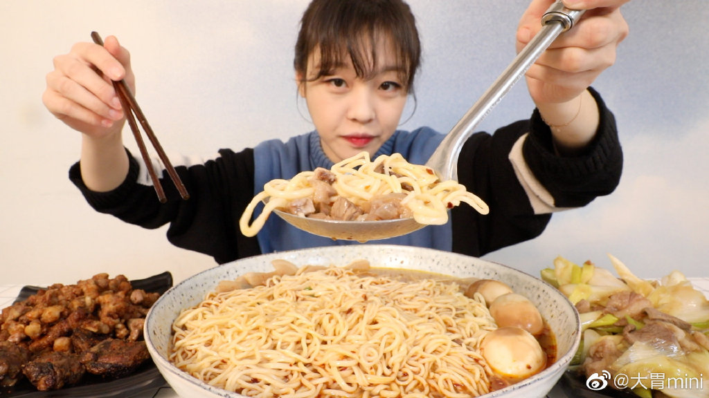 狂吃35kg烤全羊!正妹大胃王「一次吃掉100個包子」:我沒催吐