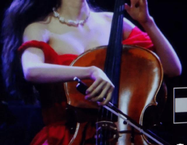 擠出渾圓北半球!歐陽娜娜「肩帶滑落」差點走光 網驚:真的長大了!