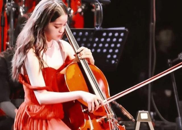 擠出渾圓北半球!歐陽娜娜「肩帶滑落」差點走光 網驚:真的長大了!