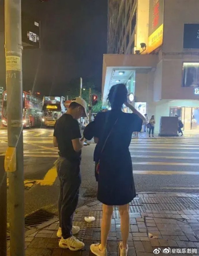 賭王兒真實身高曝光！「比妻矮一大截」　網看傻：只有165？