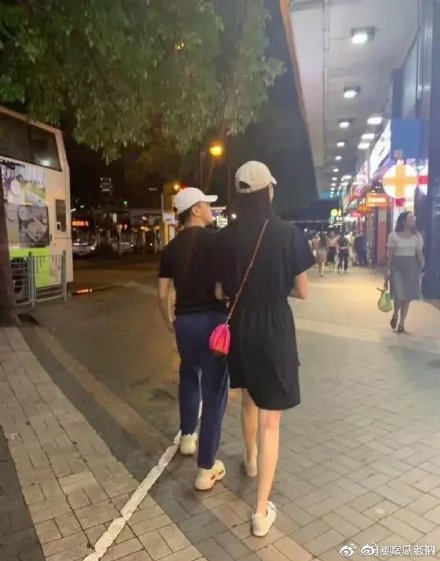 賭王兒真實身高曝光！「比妻矮一大截」　網看傻：只有165？