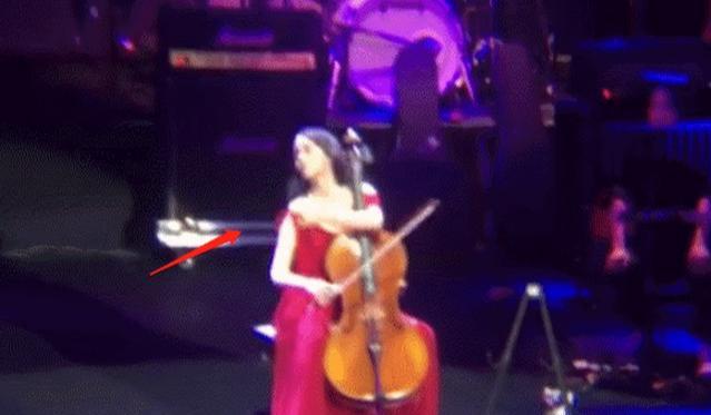 擠出渾圓北半球!歐陽娜娜「肩帶滑落」差點走光 網驚:真的長大了!