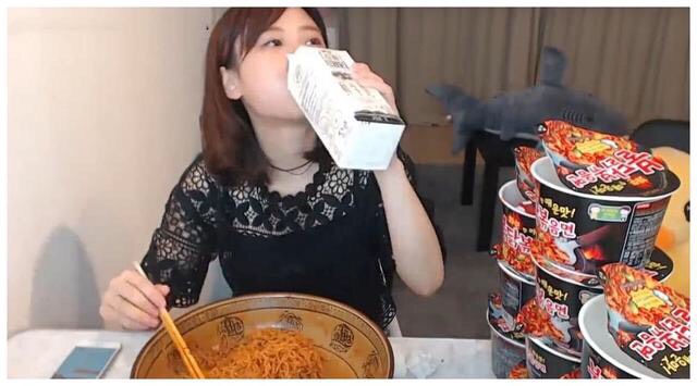 狂吃35kg烤全羊!正妹大胃王「一次吃掉100個包子」:我沒催吐