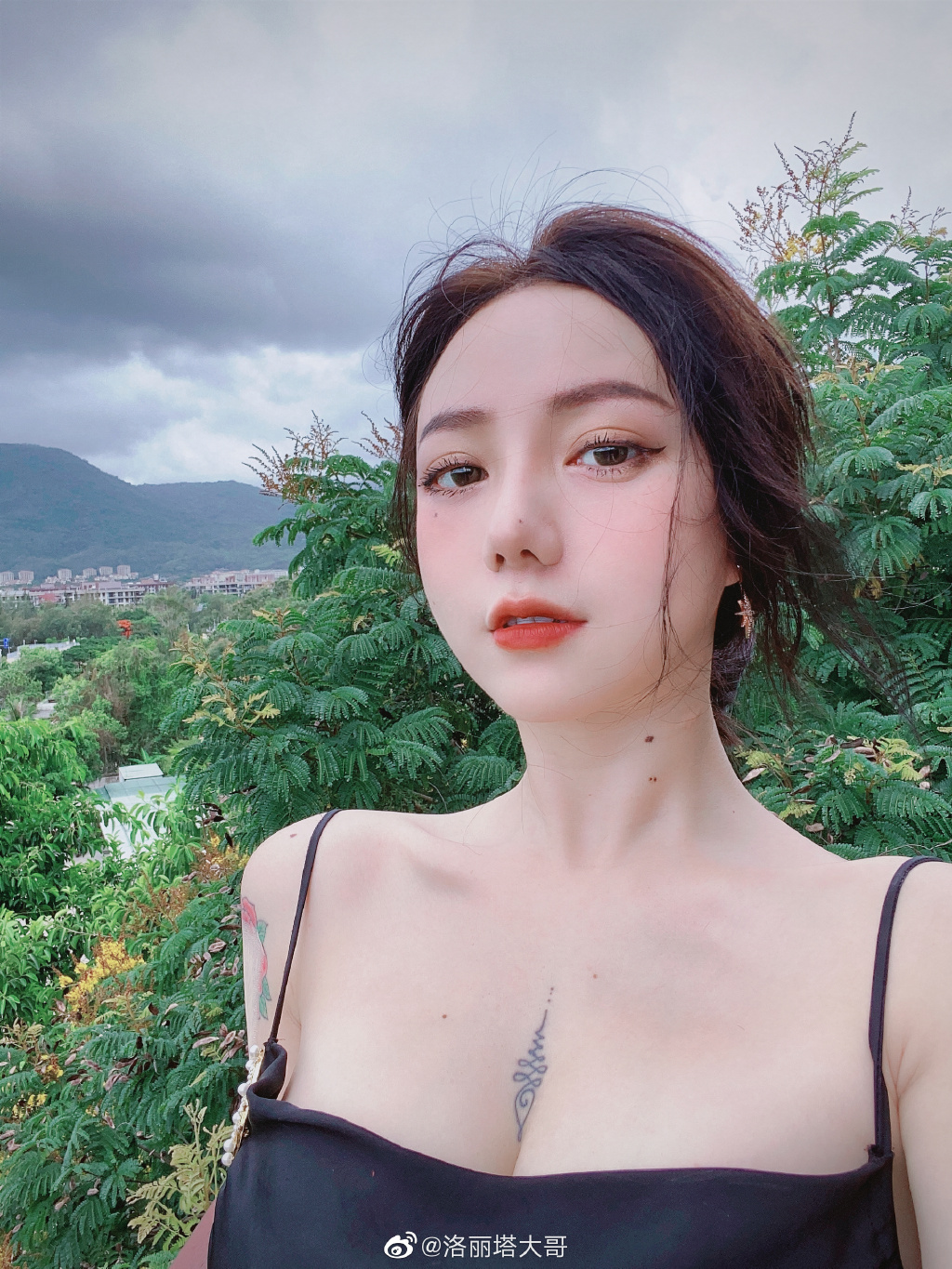 為搏關注沒極限!實況兇妹「炸出暈暈」側面全看光 U質台秒被BAN!