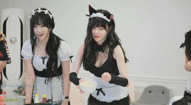 打蛋太激烈！韓正妹直播主「春光全洩」  網：真的不會被BAN?