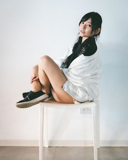 曾曝酒店黑歷史！實況正妹「撩髮舉動」嗨翻網：太福利了吧