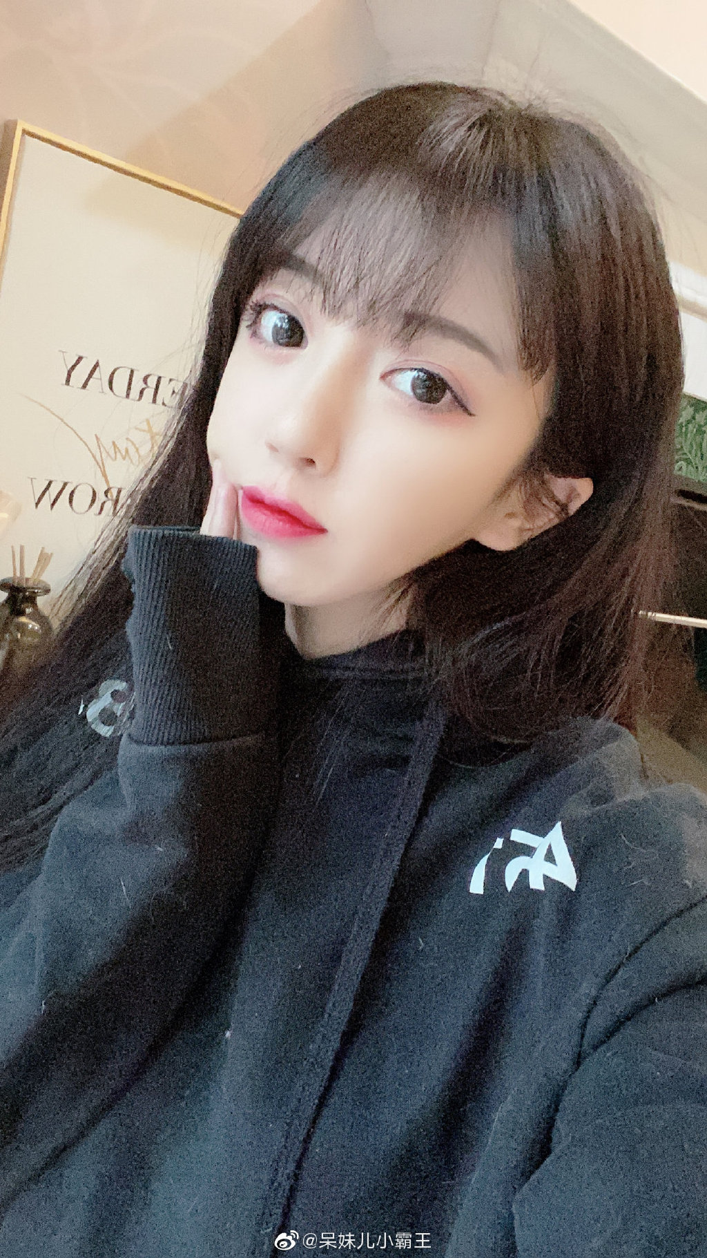 為搏關注沒極限!實況兇妹「炸出暈暈」側面全看光 U質台秒被BAN!