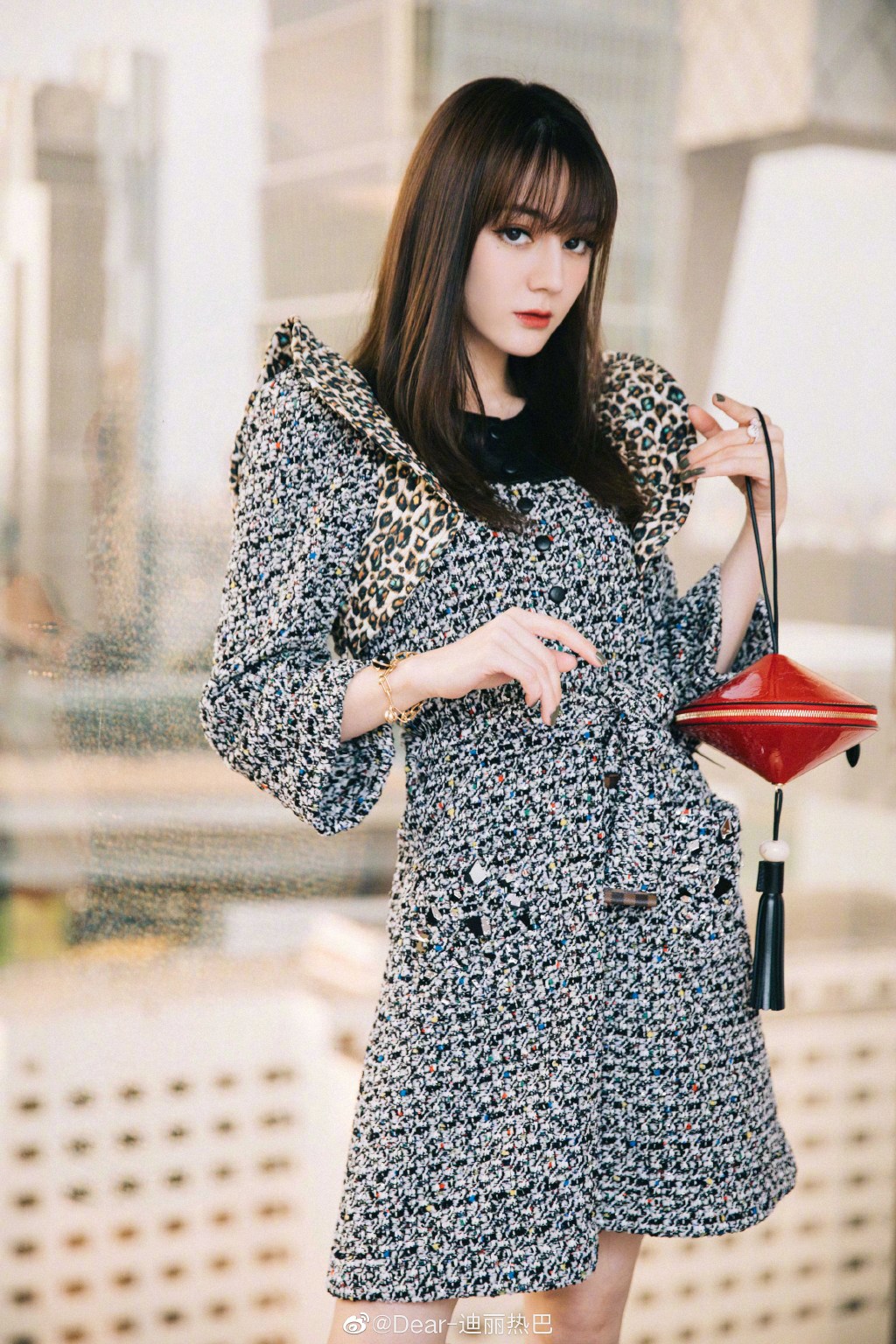 迪麗熱巴變足浴妹?驚見「黑色內內」蹲下貼心服務 網暴動:想朝聖!