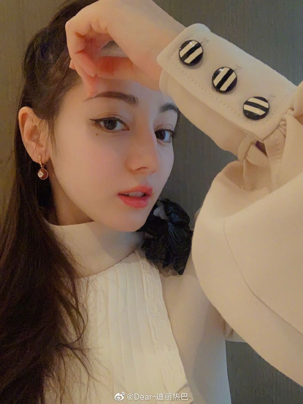 迪麗熱巴變足浴妹?驚見「黑色內內」蹲下貼心服務 網暴動:想朝聖!