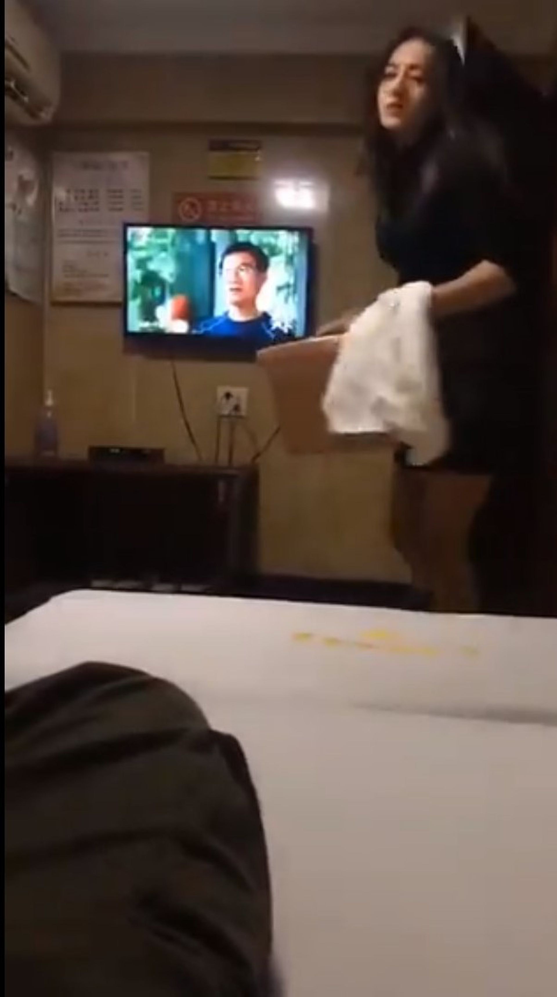 迪麗熱巴變足浴妹?驚見「黑色內內」蹲下貼心服務 網暴動:想朝聖!