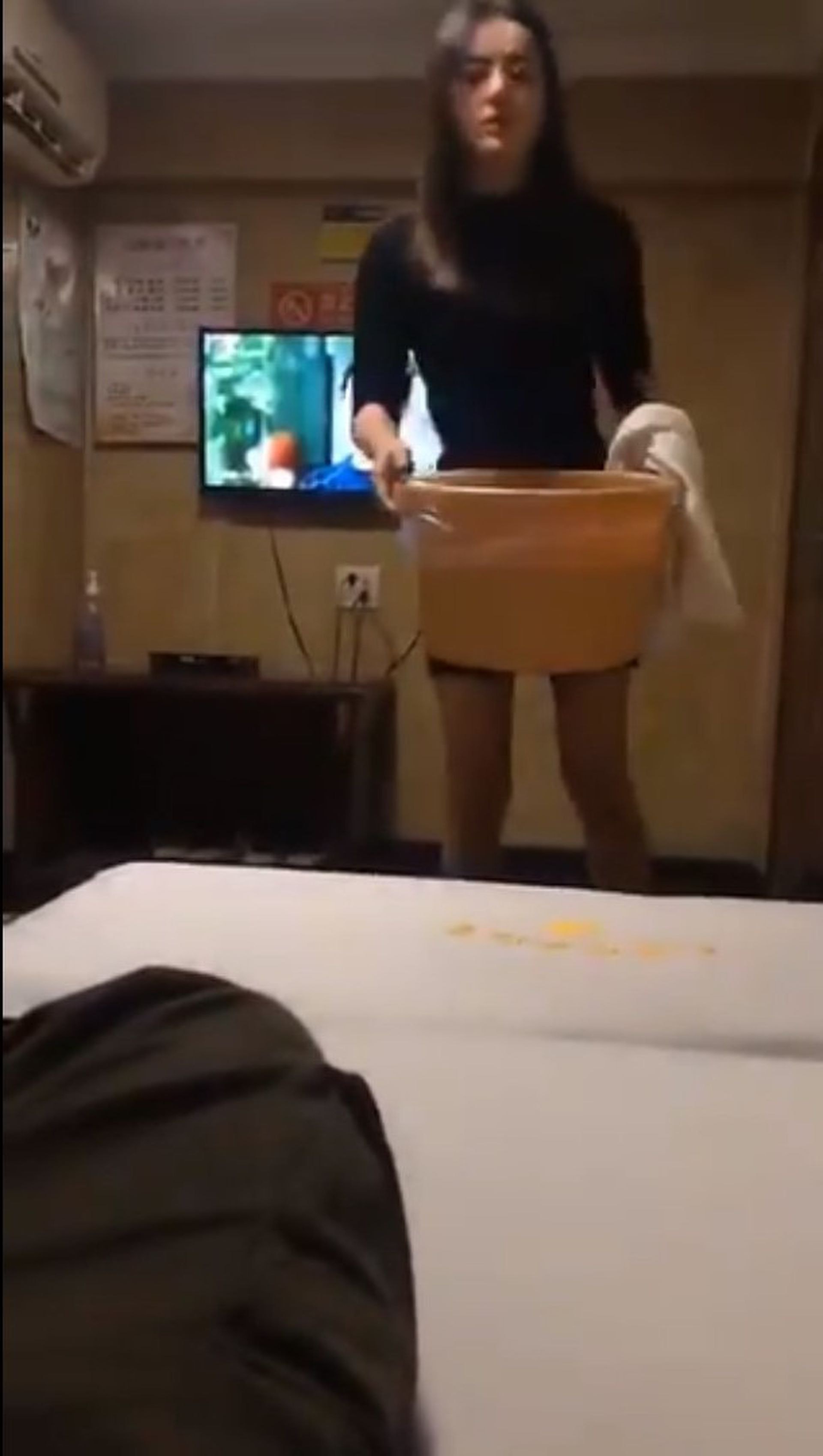 迪麗熱巴變足浴妹?驚見「黑色內內」蹲下貼心服務 網暴動:想朝聖!