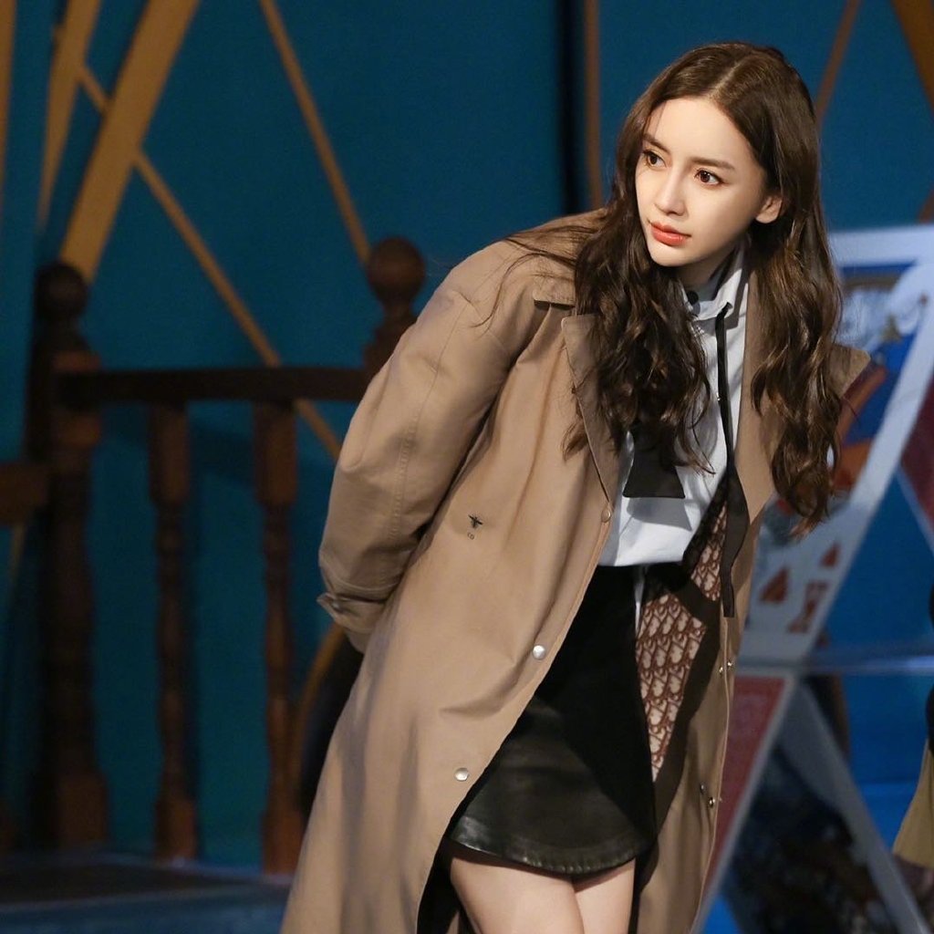 Angelababy耍大牌?「助理蹲地幫脫鞋」 網傻眼:生活不能自理?