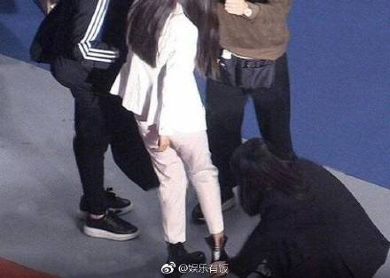 Angelababy耍大牌?「助理蹲地幫脫鞋」 網傻眼:生活不能自理?\