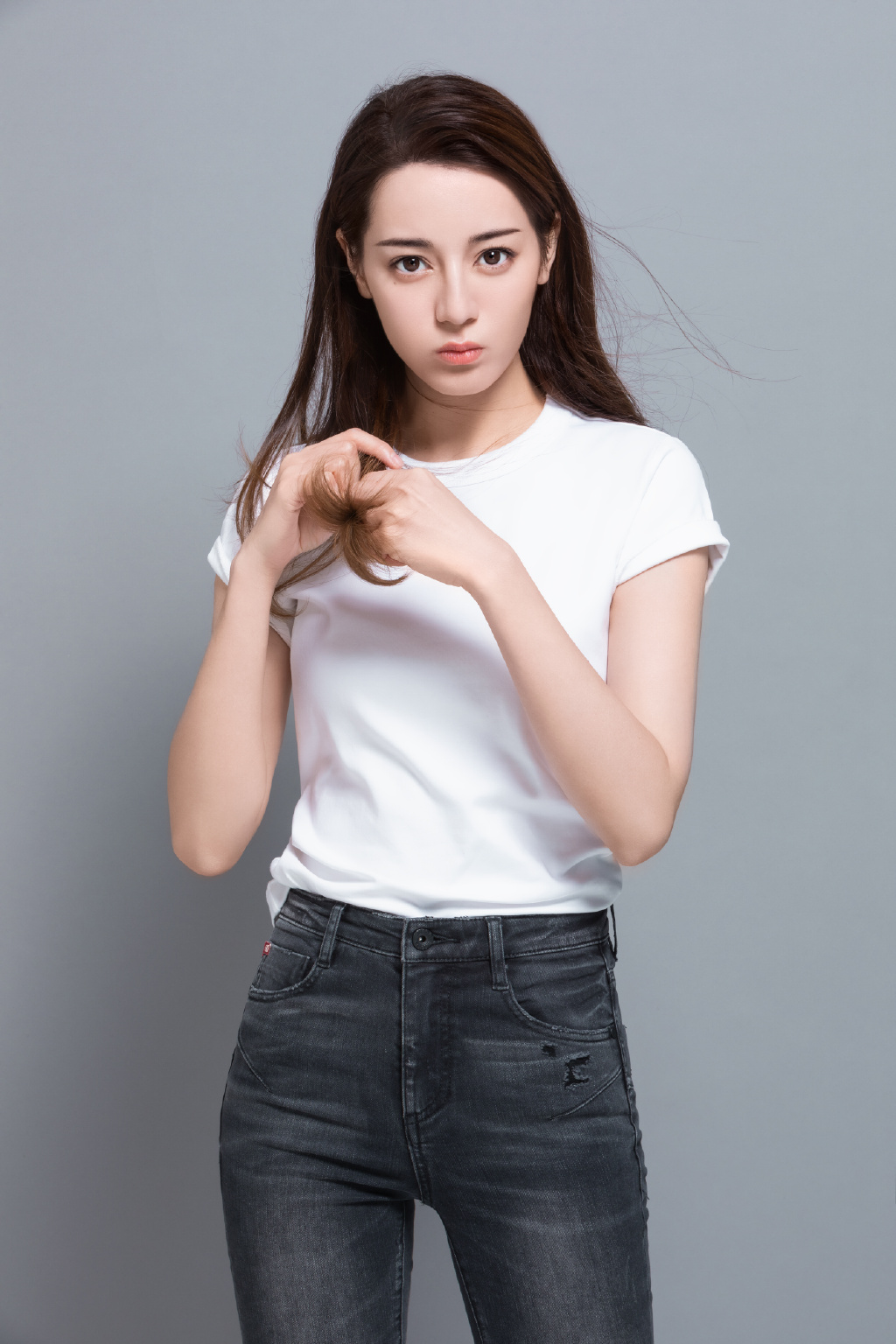 影/騷擾長達半年!迪麗熱巴「遭狂粉飛撲」過程全拍下 網全嚇歪!