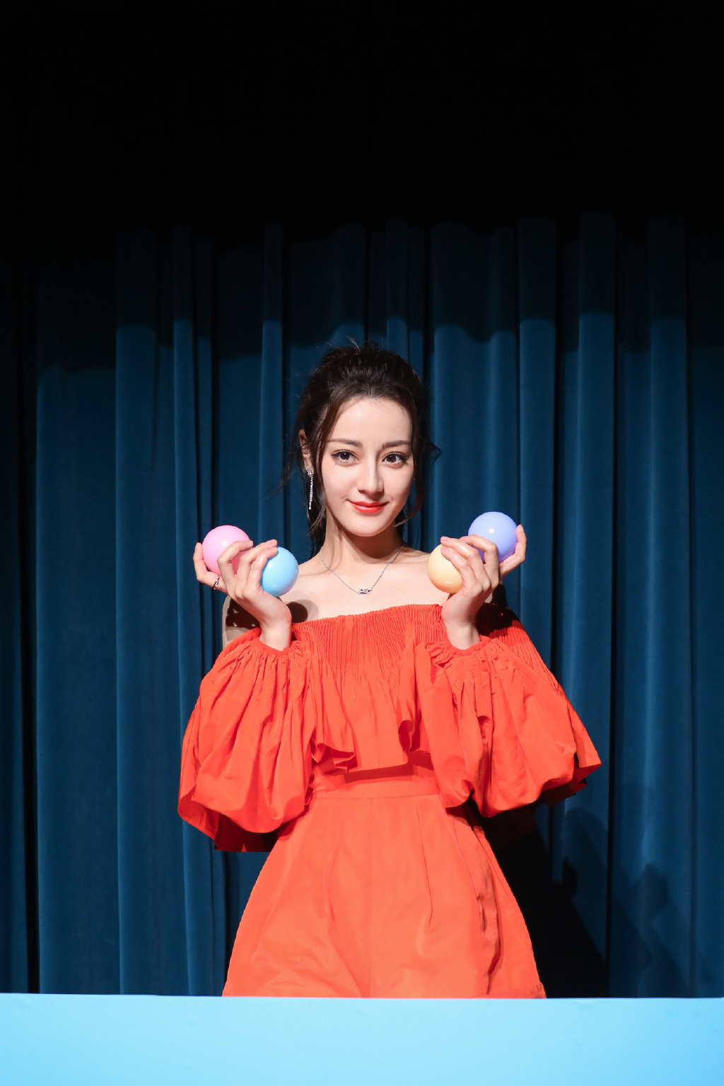 影/騷擾長達半年!迪麗熱巴「遭狂粉飛撲」過程全拍下 網全嚇歪!