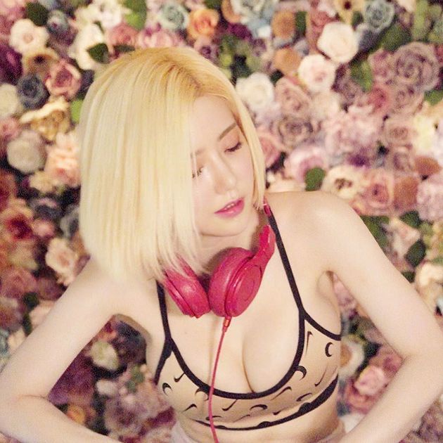 這誰?DJ Soda「金色招牌短髮」消失:曝光大波浪捲髮造型