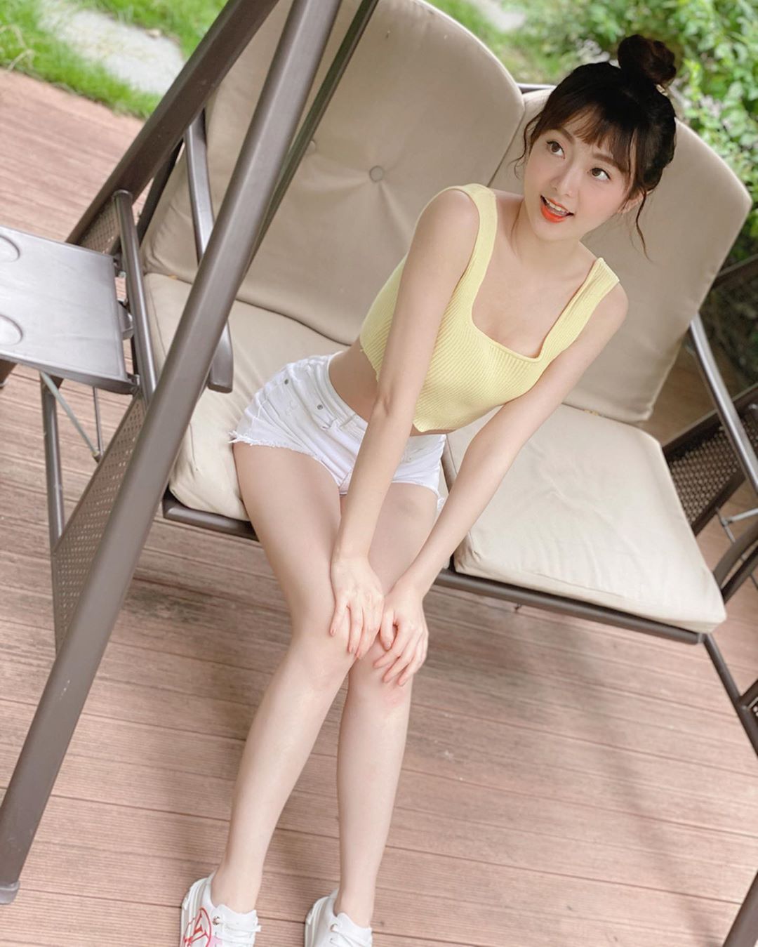 中洞大開！超兇女星「擠出渾圓半球」　「迷濛床照流出」引暴動！