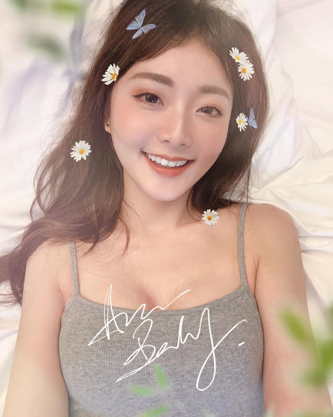 中洞大開！超兇女星「擠出渾圓半球」　「迷濛床照流出」引暴動！