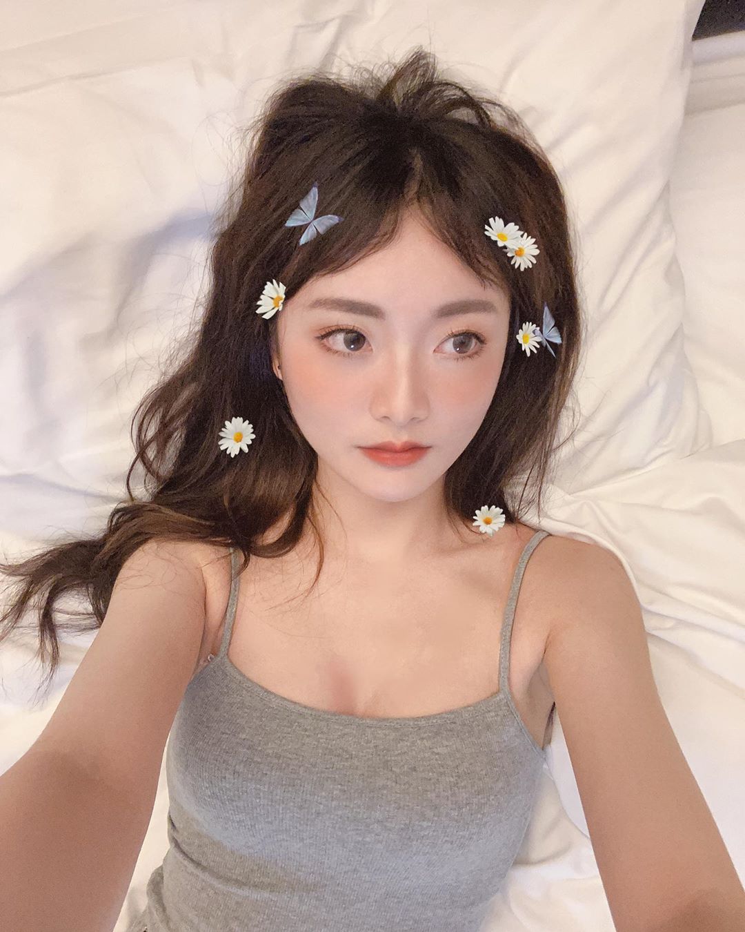 中洞大開！超兇女星「擠出渾圓半球」　「迷濛床照流出」引暴動！