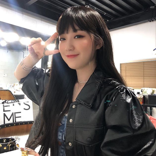 2年沒換過髮型!舒華「旁分妹妹頭」造型曝光:完全不一樣