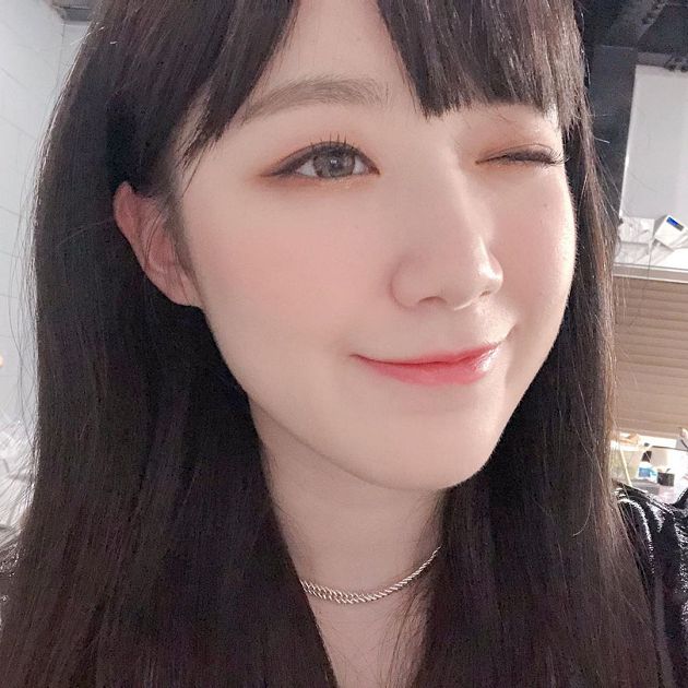 2年沒換過髮型!舒華「旁分妹妹頭」造型曝光:完全不一樣