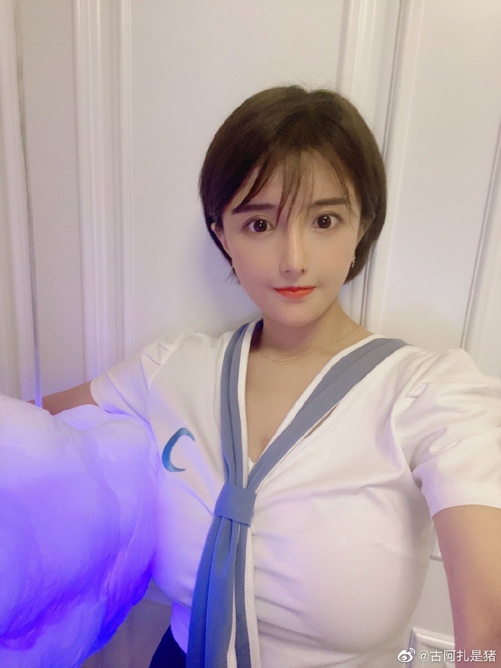 尺度大開?實況兇妹深夜曬「棒狀物體照」 網一看罵爆:太惡俗!