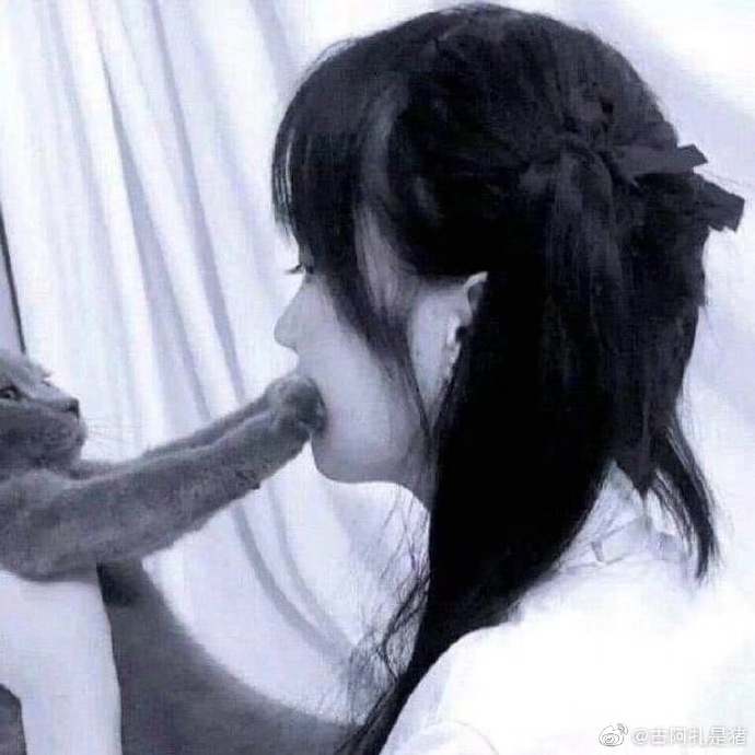 尺度大開?實況兇妹深夜曬「棒狀物體照」 網一看罵爆:太惡俗!