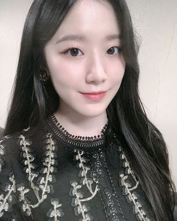 2年沒換過髮型!舒華「旁分妹妹頭」造型曝光:完全不一樣