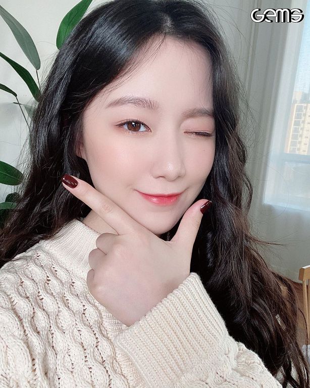 2年沒換過髮型!舒華「旁分妹妹頭」造型曝光:完全不一樣