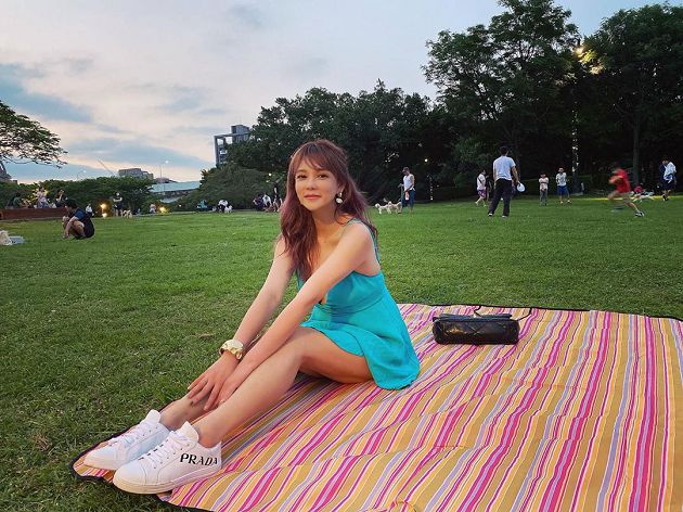 辣穿緊身衣！天菜小姐「領口開到肋骨」巨球掉出　網：U大U圓