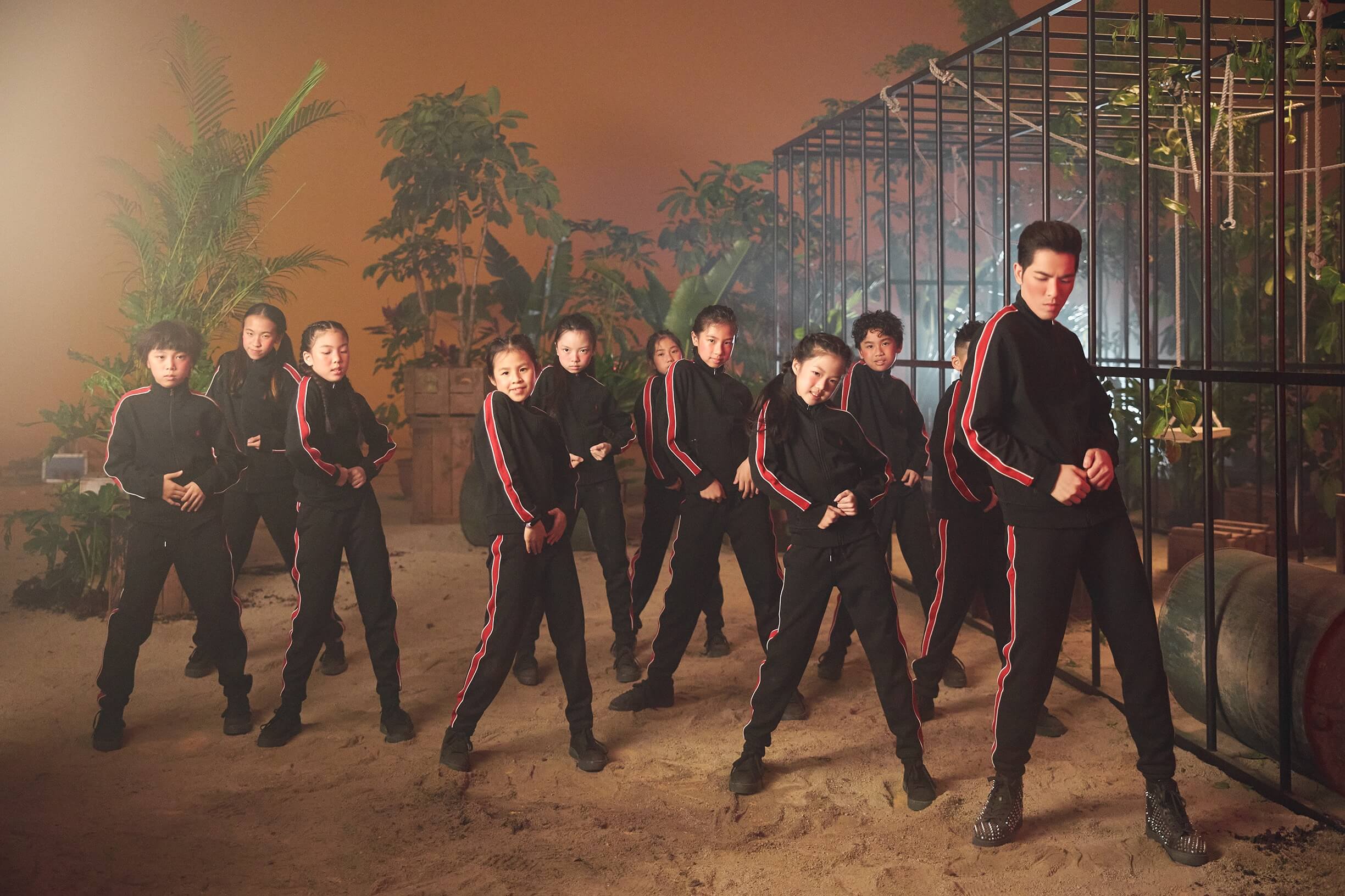 化身猴子大展野性!蕭敬騰「號召10位小孩」齊跳抖肩舞