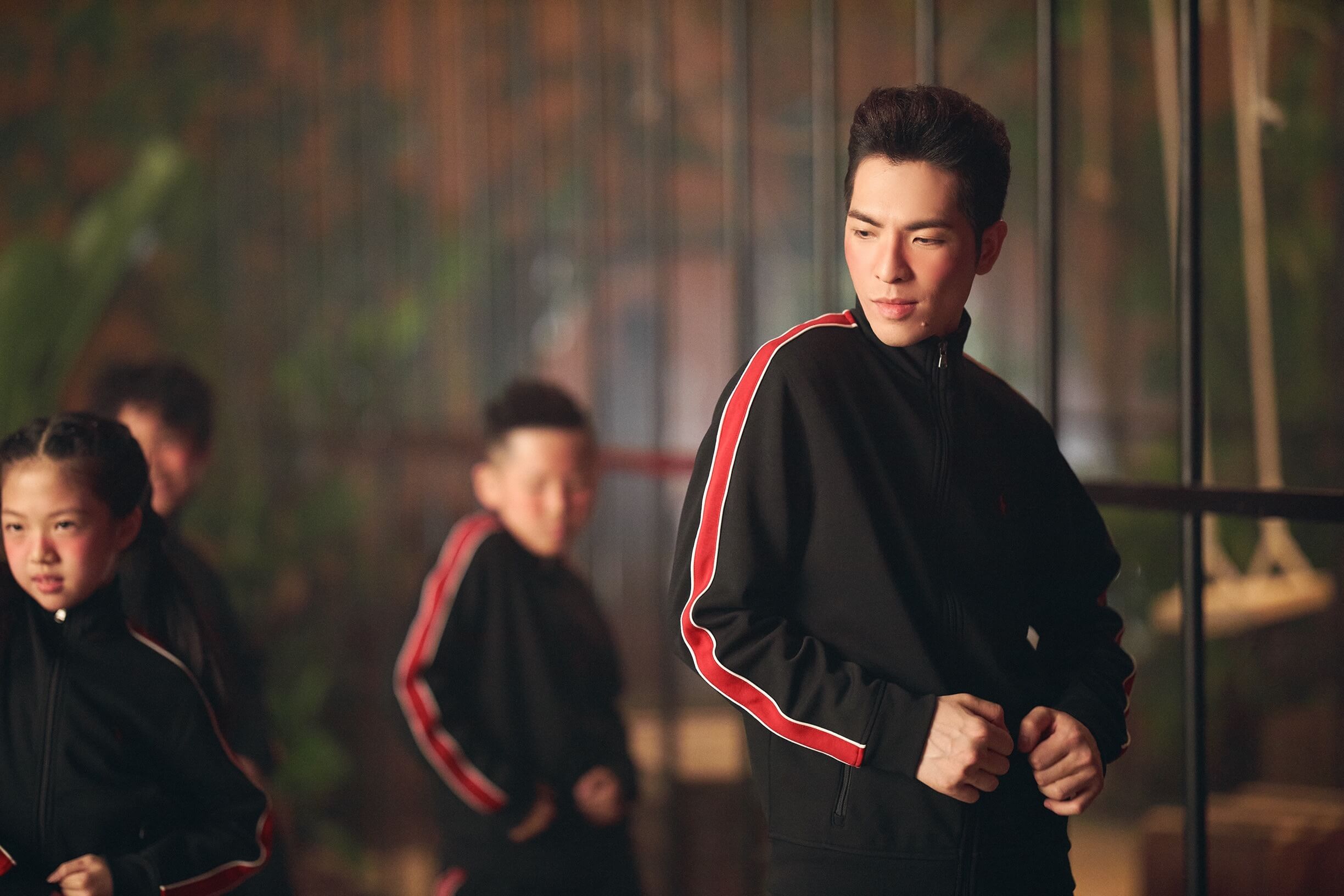 化身猴子大展野性!蕭敬騰「號召10位小孩」齊跳抖肩舞