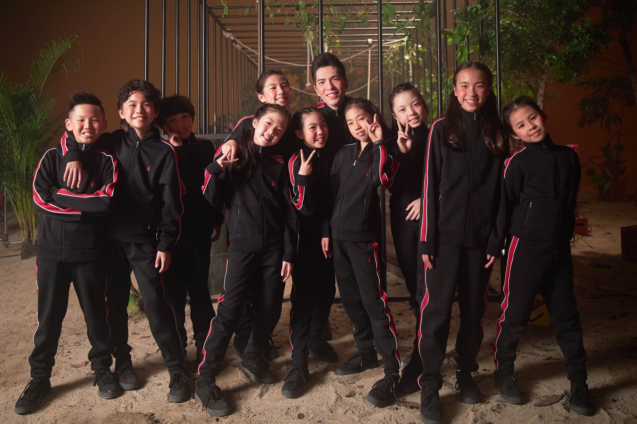 化身猴子大展野性!蕭敬騰「號召10位小孩」齊跳抖肩舞