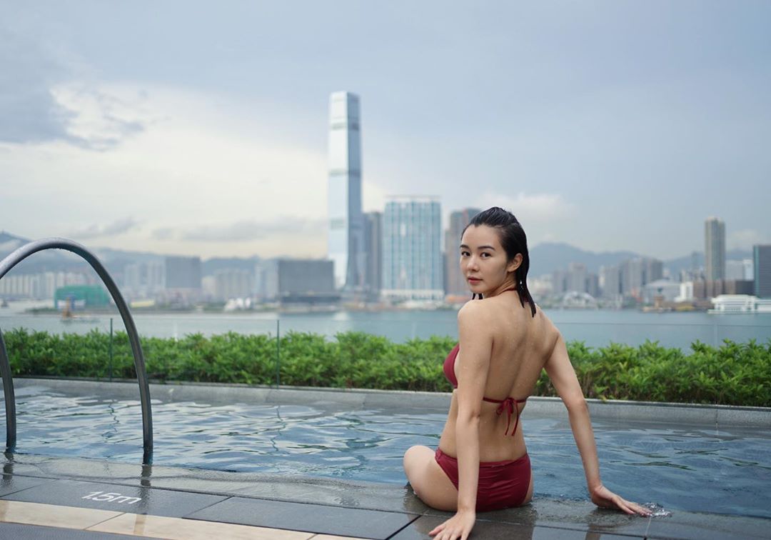 為搏版面狂走光?氣質女星辣曬「S曲線」超背殺 「衣服不穿好」被抓包!