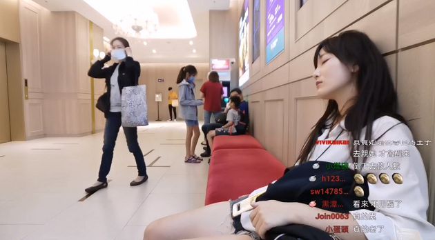 尷尬!實況正妹「偷睡賣場床」慘被抓 網批:不良示範