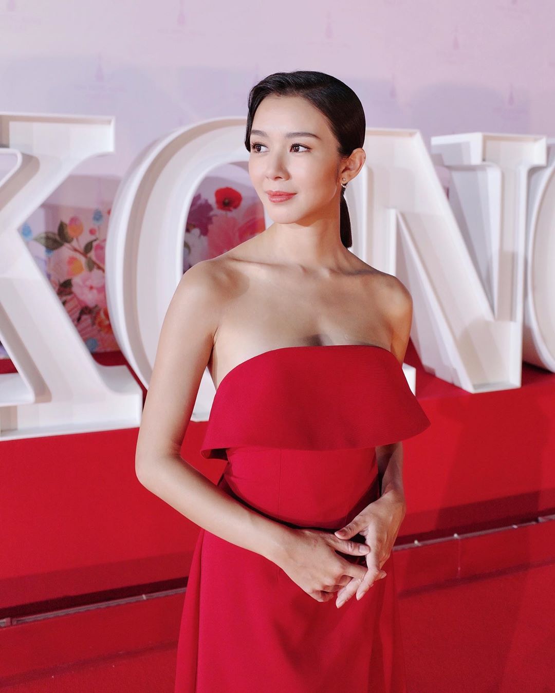 為搏版面狂走光?氣質女星辣曬「S曲線」超背殺 「衣服不穿好」被抓包!