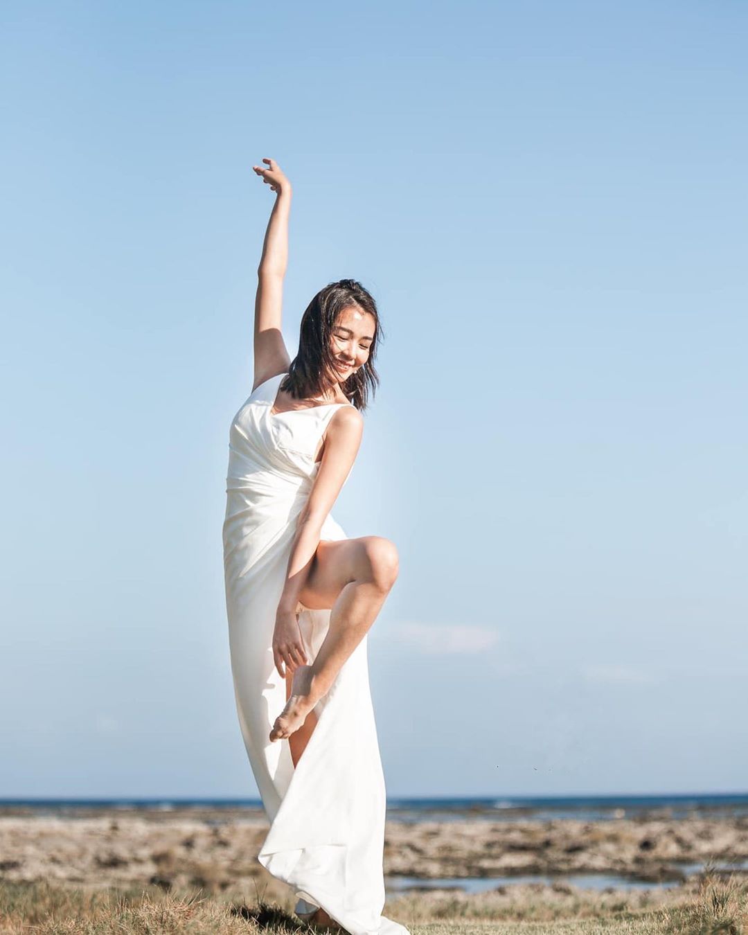 為搏版面狂走光?氣質女星辣曬「S曲線」超背殺 「衣服不穿好」被抓包!