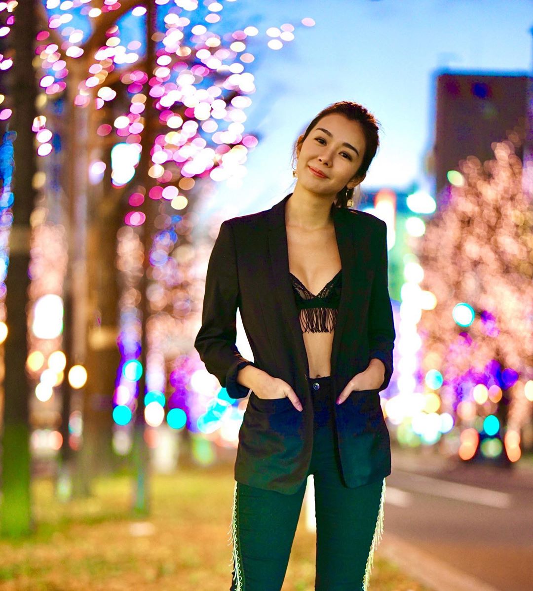 為搏版面狂走光?氣質女星辣曬「S曲線」超背殺 「衣服不穿好」被抓包!