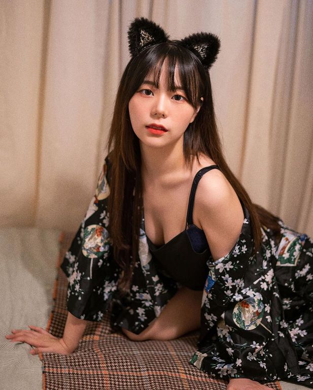 衣領太低！韓國正妹「一彎腰」胸前陰影直曝光 網：沒穿內內