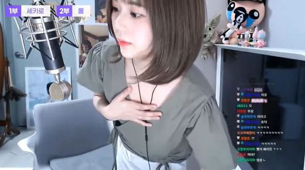 衣領太低！韓國正妹「一彎腰」胸前陰影直曝光 網：沒穿內內