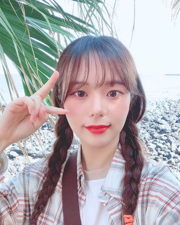 衣領太低！韓國正妹「一彎腰」胸前陰影直曝光 網：沒穿內內