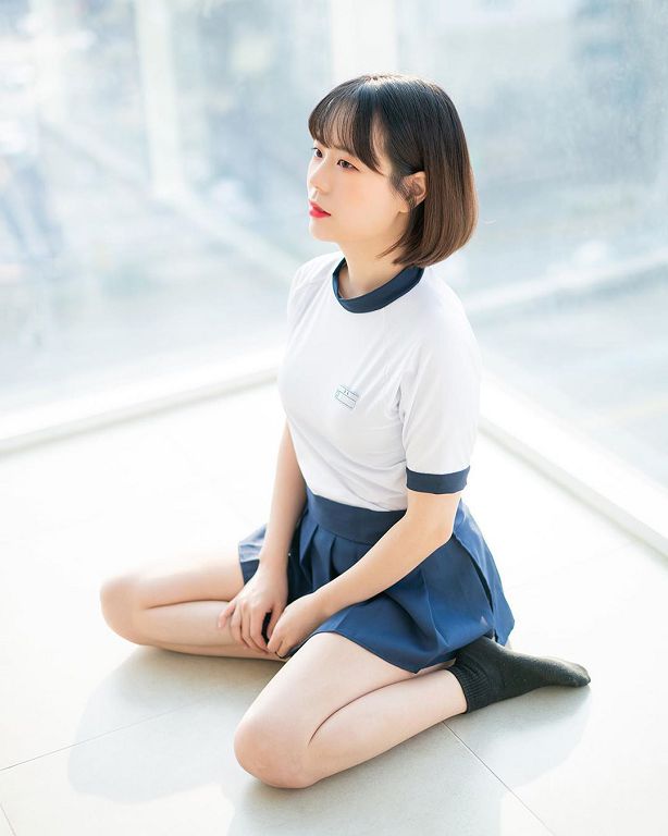 衣領太低！韓國正妹「一彎腰」胸前陰影直曝光 網：沒穿內內