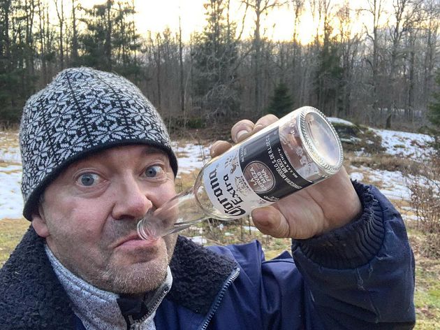 想紅想瘋了?挪威第一狂人「水母套頭」:一點感覺都沒有~