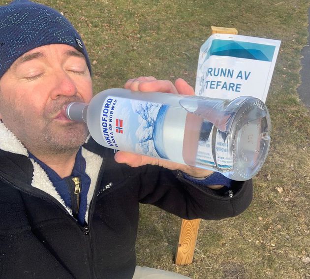 想紅想瘋了?挪威第一狂人「水母套頭」:一點感覺都沒有~